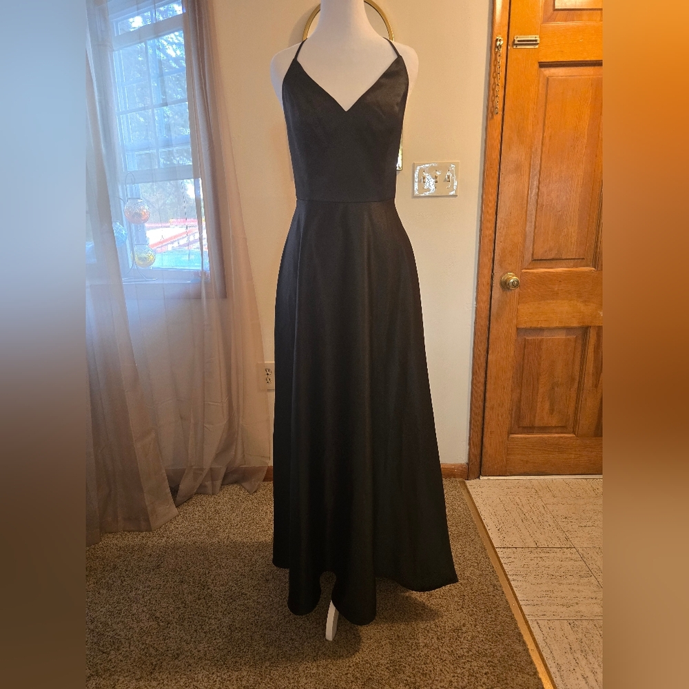 Elegant Black Evening Gown with Adjustable Straps and Pockets